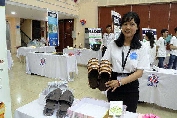 Dép massage giúp giảm stress, kích thích trí nhớ do sinh viên sáng tạo - Ảnh 1. Dép massage giúp giảm stress, kích thích trí nhớ do sinh viên sáng tạo - Ảnh 1.