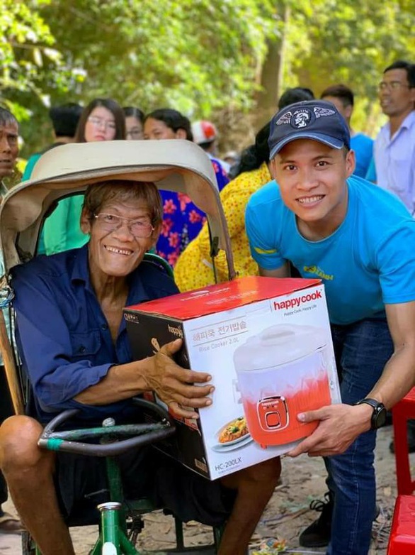 10.000 nồi cơm trao đi, ngàn nụ cười nhận lại từ Cơm dẻo - Bếp ấm - Ảnh 4. 10.000 nồi cơm trao đi, ngàn nụ cười nhận lại từ Cơm dẻo - Bếp ấm - Ảnh 4.
