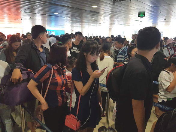 Lo tắc sân bay ngày tết, Tân Sơn Nhất tung hàng loạt giải pháp giảm tải - Ảnh 1.