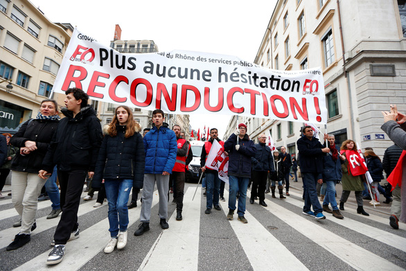 Pháp nhượng bộ người biểu tình, hủy kế hoạch tăng tuổi hưu - Ảnh 1.