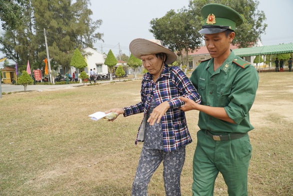 Chợ tết 0 đồng và nồi cháo gà miễn phí - Ảnh 4. Chợ tết 0 đồng và nồi cháo gà miễn phí - Ảnh 4.