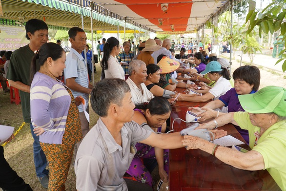 Chợ tết 0 đồng và nồi cháo gà miễn phí - Ảnh 2. Chợ tết 0 đồng và nồi cháo gà miễn phí - Ảnh 2.
