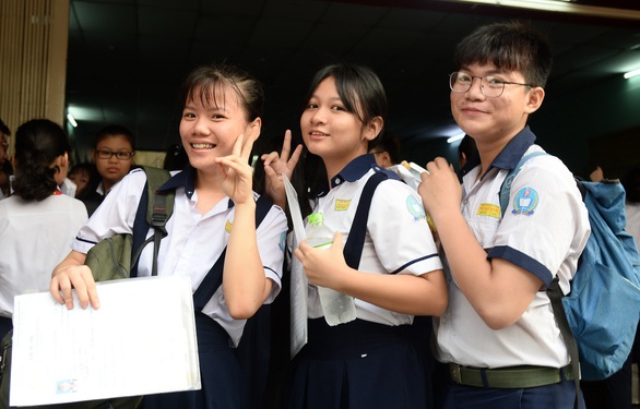 Giờ học viết thư cho người thân đầy cảm xúc - Ảnh 1. Giờ học viết thư cho người thân đầy cảm xúc - Ảnh 1.