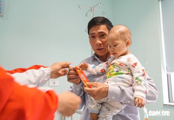 Ước mơ của Thúy mang Tết sớm đến cho các bệnh nhi tại Hà Nội - Ảnh 3. Ước mơ của Thúy mang Tết sớm đến cho các bệnh nhi tại Hà Nội - Ảnh 3.