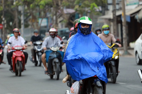 TP.HCM âm u cả ngày, chiều tối có mưa trái mùa - Ảnh 1. TP.HCM âm u cả ngày, chiều tối có mưa trái mùa - Ảnh 1.
