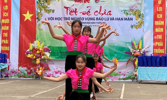 800 phần quà tết của bạn đọc Tuổi Trẻ đến với học sinh nghèo Tây Bắc - Ảnh 2. 800 phần quà tết của bạn đọc Tuổi Trẻ đến với học sinh nghèo Tây Bắc - Ảnh 2.