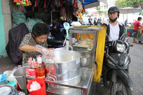 Bà cụ 16 năm bán xôi nuôi 5 con và chồng bại liệt giữa Sài Gòn - Ảnh 1. Bà cụ 16 năm bán xôi nuôi 5 con và chồng bại liệt giữa Sài Gòn - Ảnh 1.