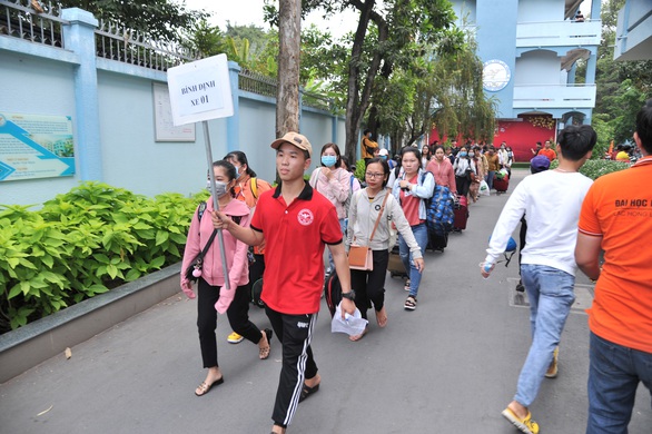 Hàng ngàn sinh viên về quê ăn tết được miễn phí tiền xe, được tặng quà và lì xì - Ảnh 4. Hàng ngàn sinh viên về quê ăn tết được miễn phí tiền xe, được tặng quà và lì xì - Ảnh 4.
