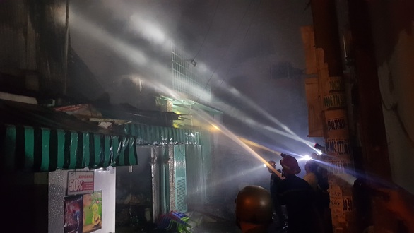 Dãy 9 kiôt và một căn nhà ở Bình Tân bốc cháy trong đêm - Ảnh 3. Dãy 9 kiôt và một căn nhà ở Bình Tân bốc cháy trong đêm - Ảnh 3.