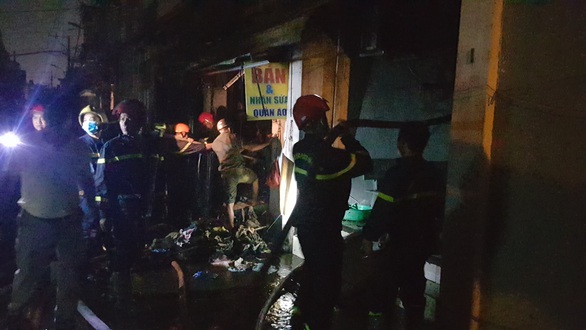 Dãy 9 kiôt và một căn nhà ở Bình Tân bốc cháy trong đêm - Ảnh 4. Dãy 9 kiôt và một căn nhà ở Bình Tân bốc cháy trong đêm - Ảnh 4.