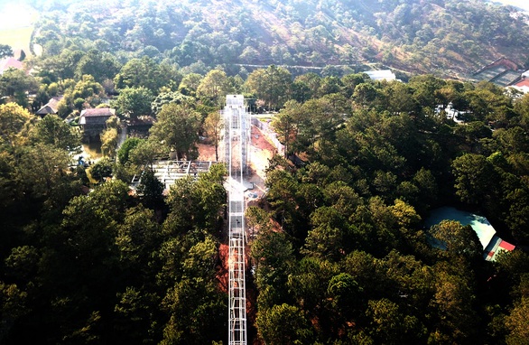 Xây cầu đáy kính không phép cao 28m giữa Thung lũng tình yêu - Ảnh 1. Xây cầu đáy kính không phép cao 28m giữa Thung lũng tình yêu - Ảnh 1.