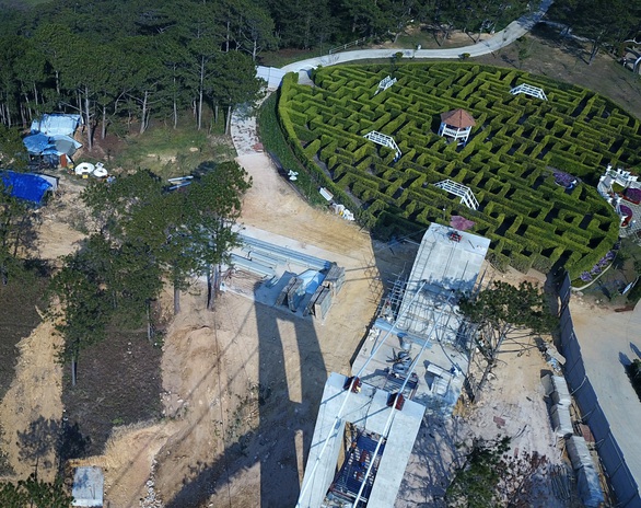 Xây cầu đáy kính không phép cao 28m giữa Thung lũng tình yêu - Ảnh 2. Xây cầu đáy kính không phép cao 28m giữa Thung lũng tình yêu - Ảnh 2.