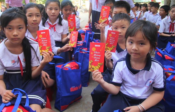 Học trò nghèo vùng hạn mặn nhận lì xì sớm - Ảnh 1. Học trò nghèo vùng hạn mặn nhận lì xì sớm - Ảnh 1.
