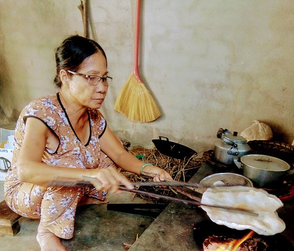 Tết về, thình thịch tiếng chày giã bột làm món bánh phồng - Ảnh 1. Tết về, thình thịch tiếng chày giã bột làm món bánh phồng - Ảnh 1.