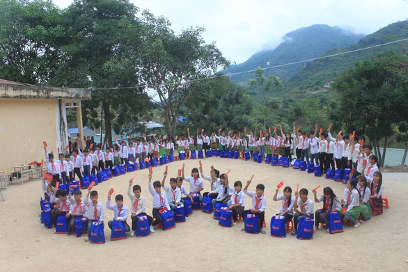 ‘Chưa bao giờ em nhận được suất quà tết đủ đầy như hôm nay’ - Ảnh 2. ‘Chưa bao giờ em nhận được suất quà tết đủ đầy như hôm nay’ - Ảnh 2.