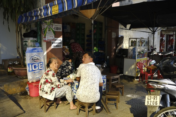 Kính cao ốc rọi nắng rực nhà dân, chủ đầu tư nói không có vấn đề - Ảnh 5. Kính cao ốc rọi nắng rực nhà dân, chủ đầu tư nói không có vấn đề - Ảnh 5.