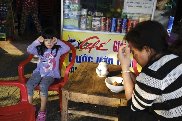 Kính cao ốc rọi nắng rực nhà dân, chủ đầu tư nói không có vấn đề - Ảnh 6. Kính cao ốc rọi nắng rực nhà dân, chủ đầu tư nói không có vấn đề - Ảnh 6.