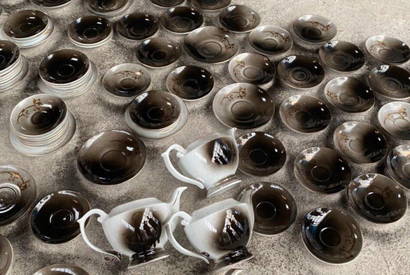 Mạo danh Chủ tịch nước, Thủ tướng Chính phủ tặng in lên ấm chén - Ảnh 1. Mạo danh Chủ tịch nước, Thủ tướng Chính phủ tặng in lên ấm chén - Ảnh 1.