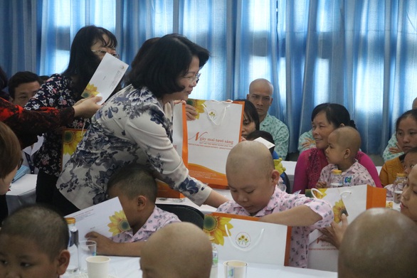 Phó chủ tịch nước Đặng Thị Ngọc Thịnh tặng quà tết cho bệnh nhân ung thư - Ảnh 4. Phó chủ tịch nước Đặng Thị Ngọc Thịnh tặng quà tết cho bệnh nhân ung thư - Ảnh 4.