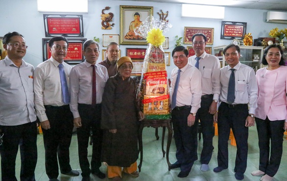 Lãnh đạo TP.HCM chúc tết, tặng quà chức sắc tôn giáo, nhân sĩ trí thức - Ảnh 2. Lãnh đạo TP.HCM chúc tết, tặng quà chức sắc tôn giáo, nhân sĩ trí thức - Ảnh 2.