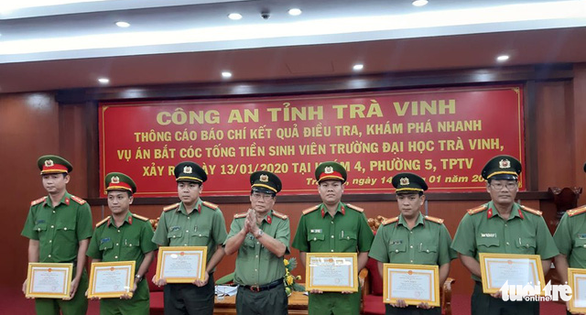 Hơn 10 giờ đấu trí căng thẳng phá vụ bắt cóc nữ sinh, tống tiền 5 tỉ - Ảnh 2. Hơn 10 giờ đấu trí căng thẳng phá vụ bắt cóc nữ sinh, tống tiền 5 tỉ - Ảnh 2.