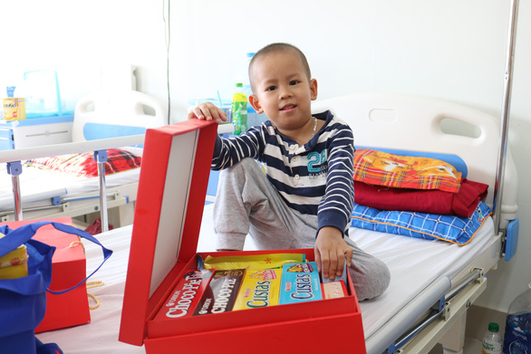Mang quà tết đến với bệnh nhi ung thư - Ảnh 2. Mang quà tết đến với bệnh nhi ung thư - Ảnh 2.