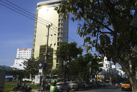 Người dân phải ứng xử ra sao khi bị kính cao ốc rọi nắng rực nhà? - Ảnh 1. Người dân phải ứng xử ra sao khi bị kính cao ốc rọi nắng rực nhà? - Ảnh 1.