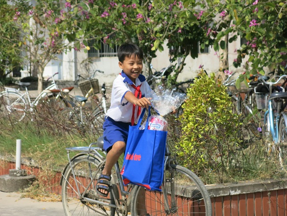 Quà Tết đến với trẻ em vùng hạn mặn Bạc Liêu - Ảnh 6. Quà Tết đến với trẻ em vùng hạn mặn Bạc Liêu - Ảnh 6.