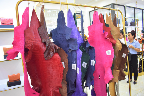 Khatoco - điểm mua sắm thời trang da cá sấu, đà điểu tại Nha Trang - Ảnh 2.