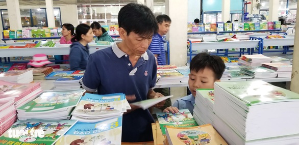 Con đọc sách cho cha nghe đi - Ảnh 1. Con đọc sách cho cha nghe đi - Ảnh 1.