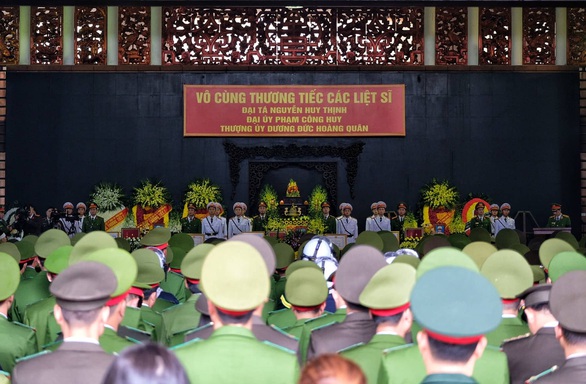 Thủ tướng đến viếng, tiễn đưa 3 cán bộ công an hi sinh tại Đồng Tâm - Ảnh 11. Thủ tướng đến viếng, tiễn đưa 3 cán bộ công an hi sinh tại Đồng Tâm - Ảnh 11.