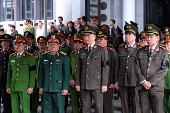 Thủ tướng đến viếng, tiễn đưa 3 cán bộ công an hi sinh tại Đồng Tâm - Ảnh 13. Thủ tướng đến viếng, tiễn đưa 3 cán bộ công an hi sinh tại Đồng Tâm - Ảnh 13.