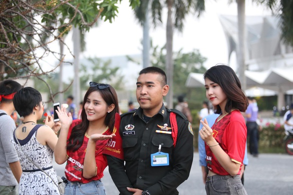 CĐV Việt Nam mang tù và đến Rajamangala để chúc U23 Việt Nam vượt khó - Ảnh 7. CĐV Việt Nam mang tù và đến Rajamangala để chúc U23 Việt Nam vượt khó - Ảnh 7.