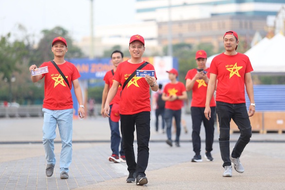 CĐV Việt Nam mang tù và đến Rajamangala để chúc U23 Việt Nam vượt khó - Ảnh 2. CĐV Việt Nam mang tù và đến Rajamangala để chúc U23 Việt Nam vượt khó - Ảnh 2.