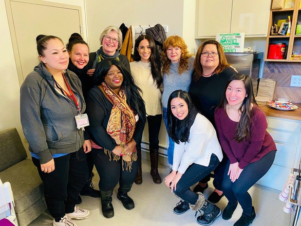Meghan Markle dành trọn ngày đầu xuất hiện sau khi ra riêng cho nữ quyền - Ảnh 1. Meghan Markle dành trọn ngày đầu xuất hiện sau khi ra riêng cho nữ quyền - Ảnh 1.