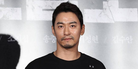 Joo Jin Mo và Hyun Bin phủ nhận bê bối lộ tin nhắn môi giới mại dâm