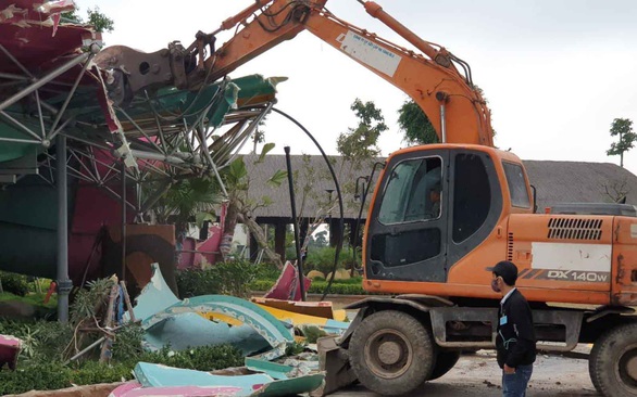 Công viên nước 200 tỉ xây không phép rồi đập bỏ: Trách nhiệm thuộc về ai? - Ảnh 1. Công viên nước 200 tỉ xây không phép rồi đập bỏ: Trách nhiệm thuộc về ai? - Ảnh 1.