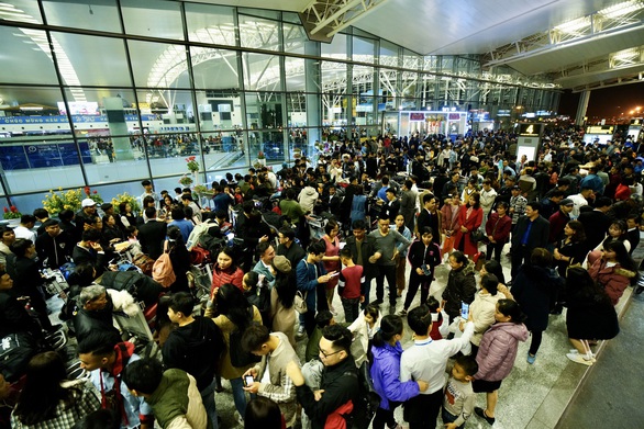 Sân bay Nội Bài hạn chế người đưa tiễn giờ cao điểm để tránh ùn tắc - Ảnh 1. Sân bay Nội Bài hạn chế người đưa tiễn giờ cao điểm để tránh ùn tắc - Ảnh 1.