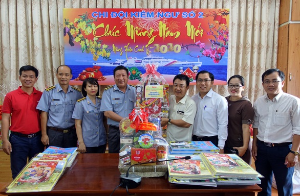 Báo Tuổi Trẻ mang chương trình Mùa xuân biển đảo đến với chiến sĩ nhà giàn - Ảnh 7. Báo Tuổi Trẻ mang chương trình Mùa xuân biển đảo đến với chiến sĩ nhà giàn - Ảnh 7.