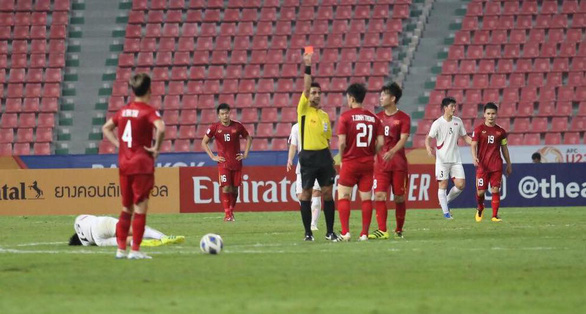 Đình Trọng bị treo giò trận gặp Malaysia tại vòng loại World Cup 2022 - Ảnh 1. Đình Trọng bị treo giò trận gặp Malaysia tại vòng loại World Cup 2022 - Ảnh 1.