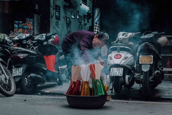 Ngày cúng ông Táo, du khách Mỹ không hiểu vì sao chỗ nào cũng thấy đốt - Ảnh 1. Ngày cúng ông Táo, du khách Mỹ không hiểu vì sao chỗ nào cũng thấy đốt - Ảnh 1.
