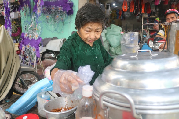 Biết chuyện bà cụ bán xôi nuôi cả gia đình, nhiều người ủng hộ nhiệt tình - Ảnh 2. Biết chuyện bà cụ bán xôi nuôi cả gia đình, nhiều người ủng hộ nhiệt tình - Ảnh 2.
