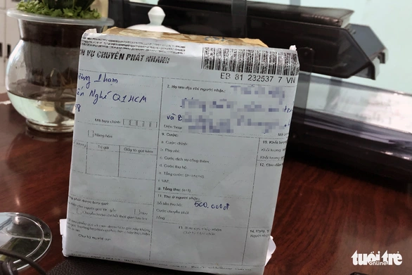 Nhận giùm bưu phẩm quà tết mất phí 500.000 đồng, mở ra là cục đá - Ảnh 2. Nhận giùm bưu phẩm quà tết mất phí 500.000 đồng, mở ra là cục đá - Ảnh 2.