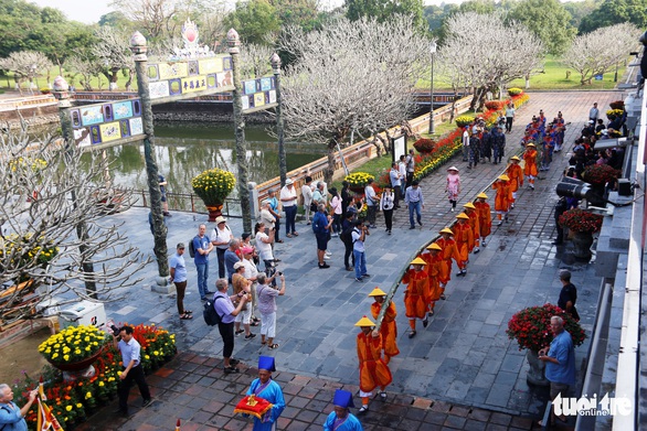 Người Huế dựng nêu để xua đuổi tà ma trong Đại Nội đón Tết - Ảnh 1. Người Huế dựng nêu để xua đuổi tà ma trong Đại Nội đón Tết - Ảnh 1.