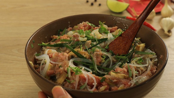 Chả giò Tom Yum - món ăn lạ miệng đưa cơm ngày tết - Ảnh 3. Chả giò Tom Yum - món ăn lạ miệng đưa cơm ngày tết - Ảnh 3.