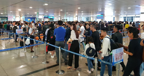 Ga quốc nội Tân Sơn Nhất đông nghẹt như bến xe đò - Ảnh 8. Ga quốc nội Tân Sơn Nhất đông nghẹt như bến xe đò - Ảnh 8.