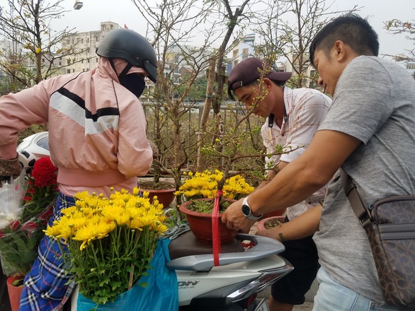 Mai, quất miền Tây vừa cập bến Bình Đông đã có người mua - Ảnh 10. Mai, quất miền Tây vừa cập bến Bình Đông đã có người mua - Ảnh 10.