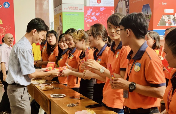 Vui Tết xa nhà cho sinh viên khó khăn - Ảnh 2. Vui Tết xa nhà cho sinh viên khó khăn - Ảnh 2.