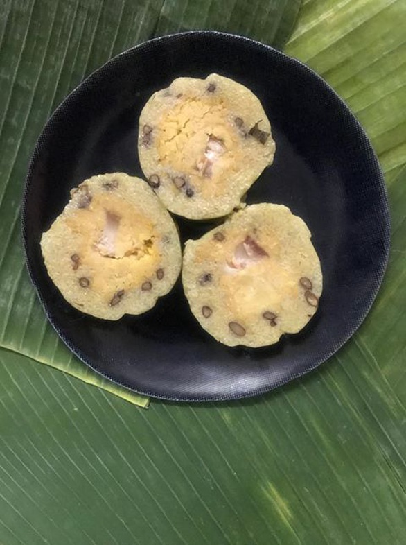 Nghệ sĩ Xuân Hương gói bánh tét kiểu ngày xưa ở Sài Gòn - Ảnh 1. Nghệ sĩ Xuân Hương gói bánh tét kiểu ngày xưa ở Sài Gòn - Ảnh 1.