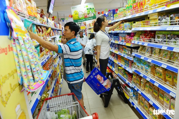 Gần Tết, hàng hóa dồi dào lại còn được giảm giá - Ảnh 1. Gần Tết, hàng hóa dồi dào lại còn được giảm giá - Ảnh 1.